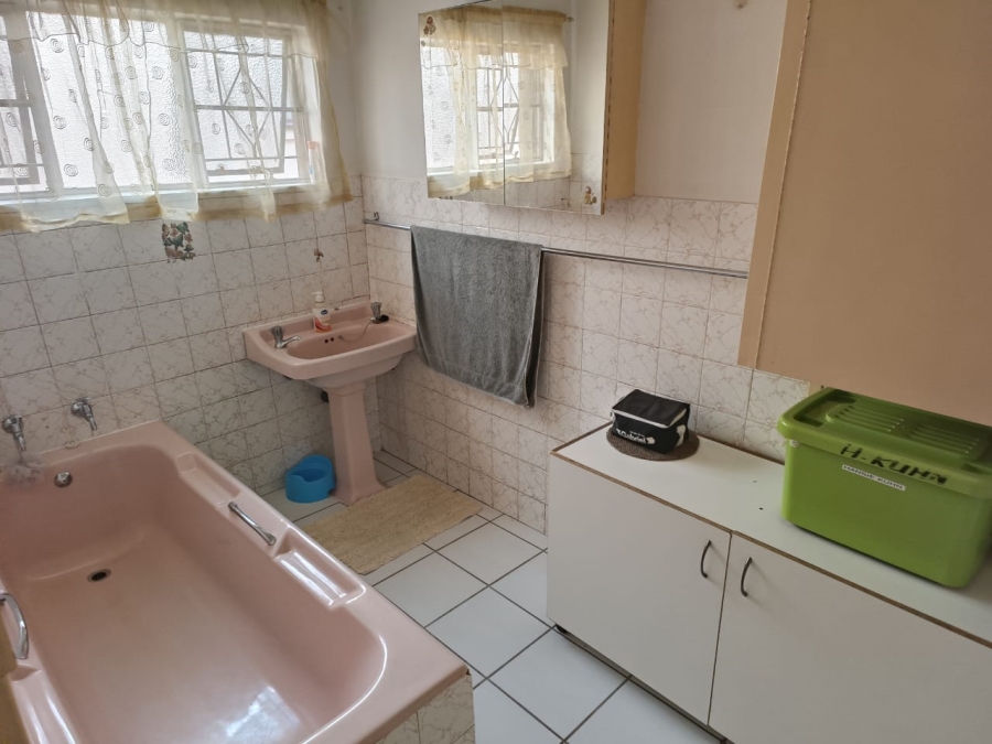 To Let 3 Bedroom Property for Rent in Oos Einde North West